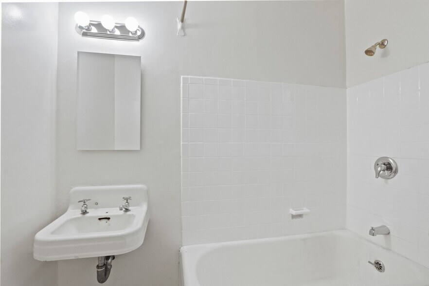 Building Photo - 2202-2206 20th St in Santa Monica!  Near Ocean Park Blvd.