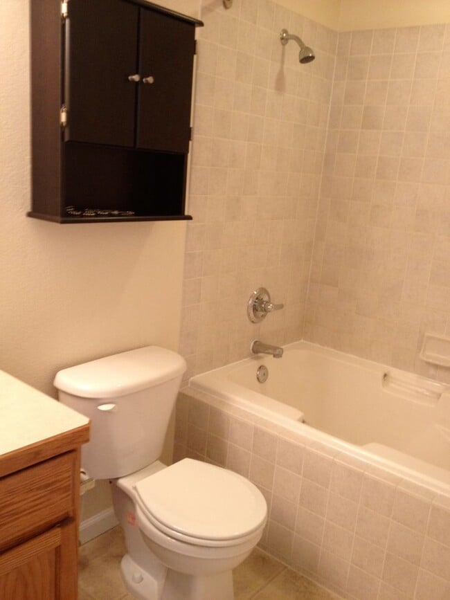 Building Photo - Easy Living Near It All – 2 Bed, 2 Bath Windsor Condo
