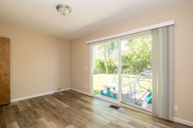 Building Photo - 2420 N Circle Dr