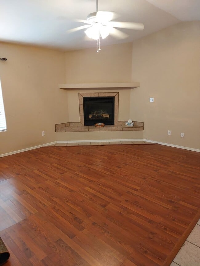 Building Photo - Beautiful 3 Bedroom Home in Legends West