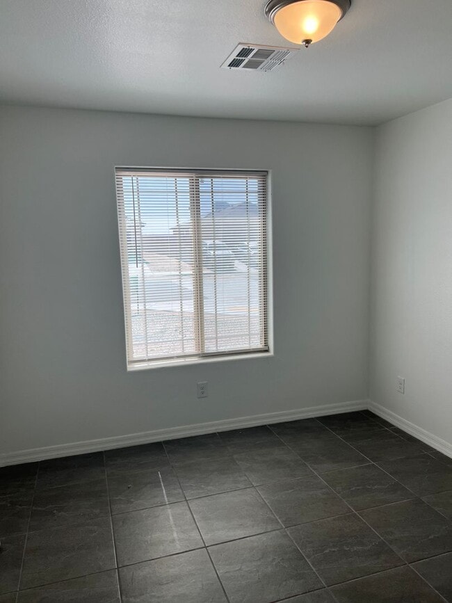 Building Photo - Large Corner Lot home with 3 full size bed...