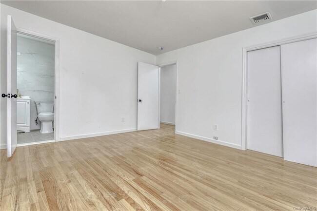 Building Photo - 4 Hamilton Ln