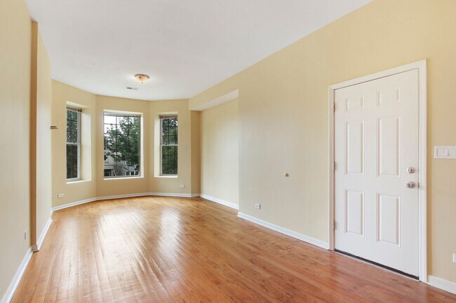 Building Photo - 4527 S St Lawrence Ave