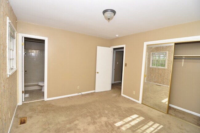 Building Photo - 1909 Forney Dr NW