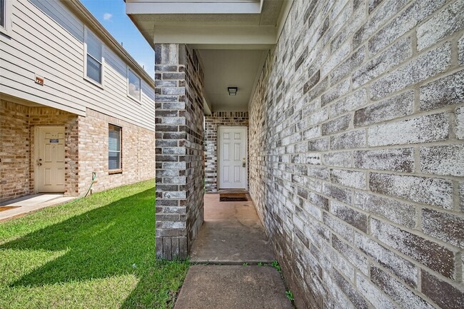 Building Photo - 15430 Elm Leaf Pl