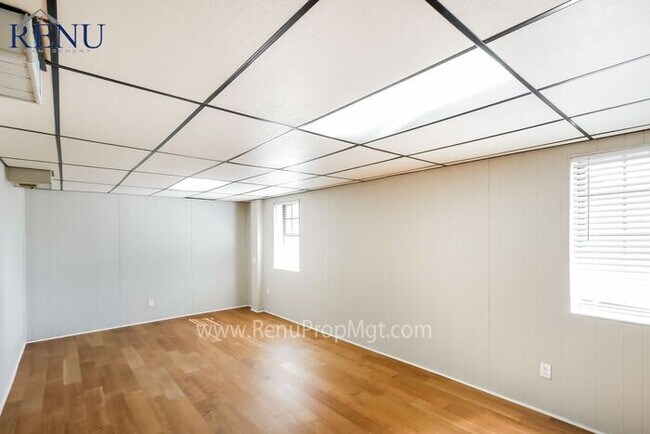 Building Photo - AVAILABLE NOW!!