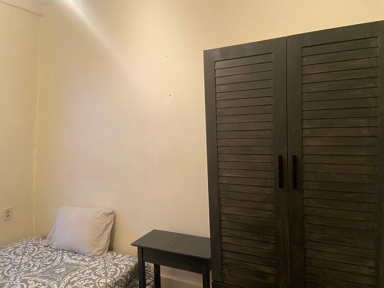 Building Photo - 102 W 3rd St