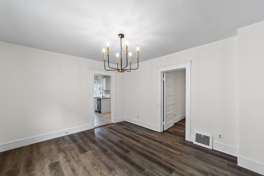 Building Photo - 1352 W 58th St