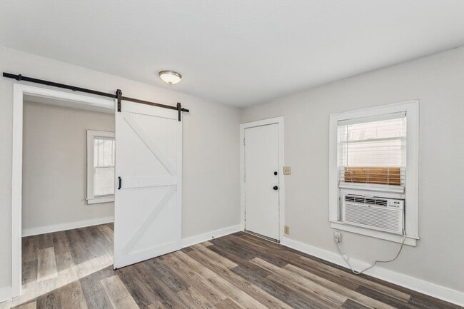 Building Photo - Cozy Home!! Only a few minutes from the downtown area!