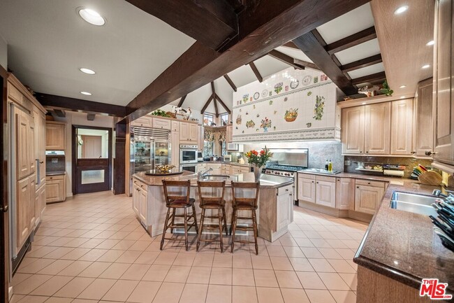 Building Photo - 708 Sierra Dr