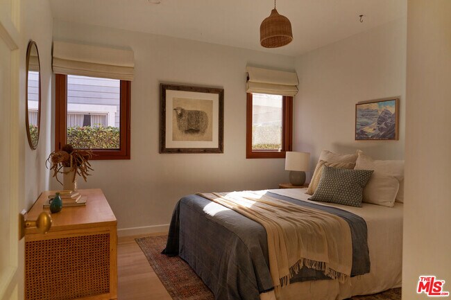 Building Photo - 655 Angelus Pl