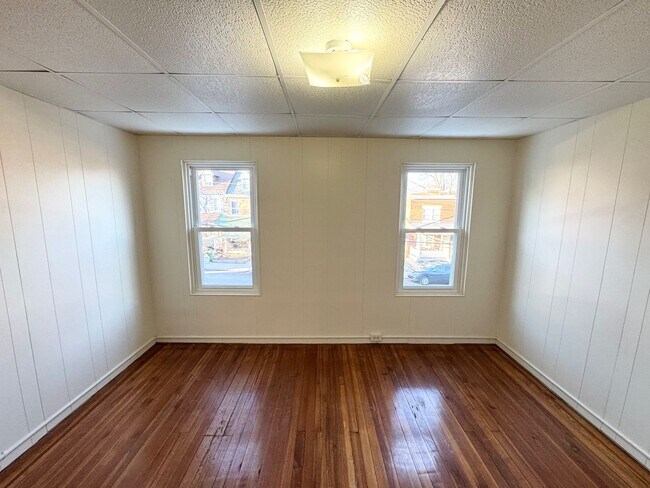 Building Photo - 4 Bedroom Townhome