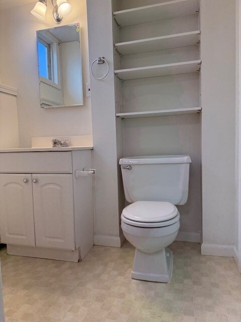 Building Photo - 803 Main St