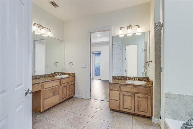 Building Photo - 14910 Leeward Dr