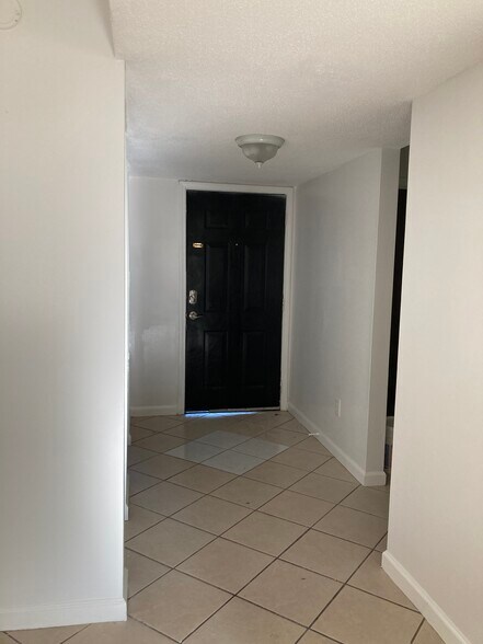 Foyer - 2022 Oak Park Ln