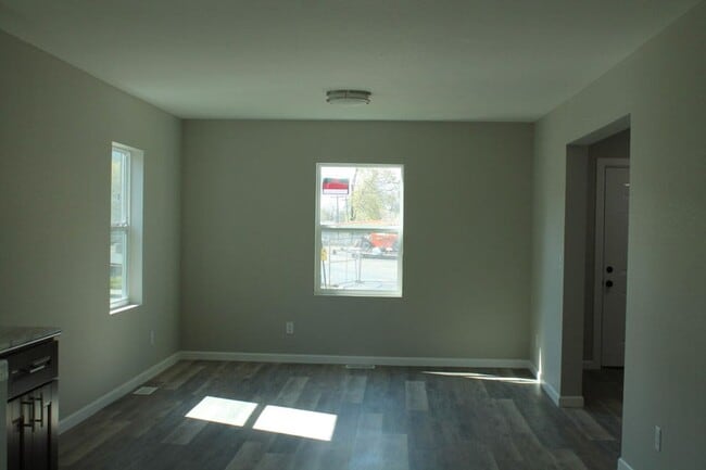 Building Photo - Modern Charm Meets Prime Location!