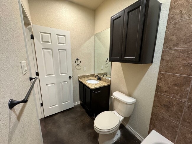 Building Photo - Beautiful 3x2 Duplex in New Braunfels, TX!