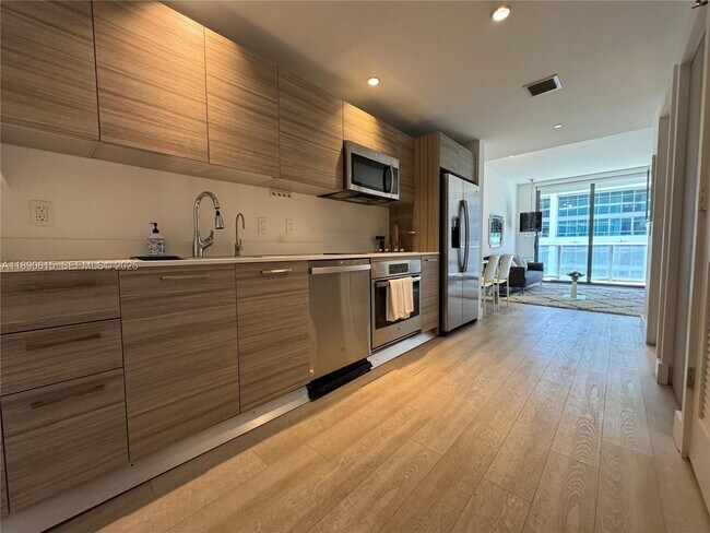 Building Photo - 121 NE 34th St