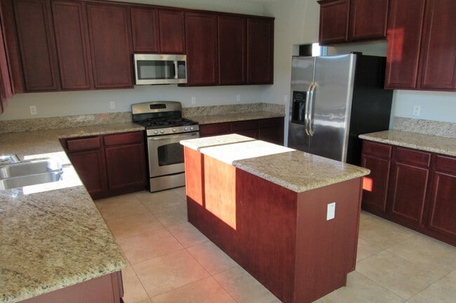 Building Photo - Gorgeous 4 Bed/2.5 Bath in Perfect Pittsburg Location
