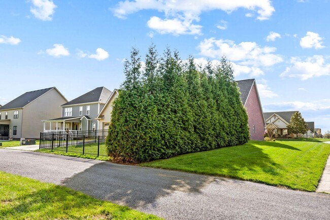 Building Photo - Pet Friendly Three Bedroom with Bonus!