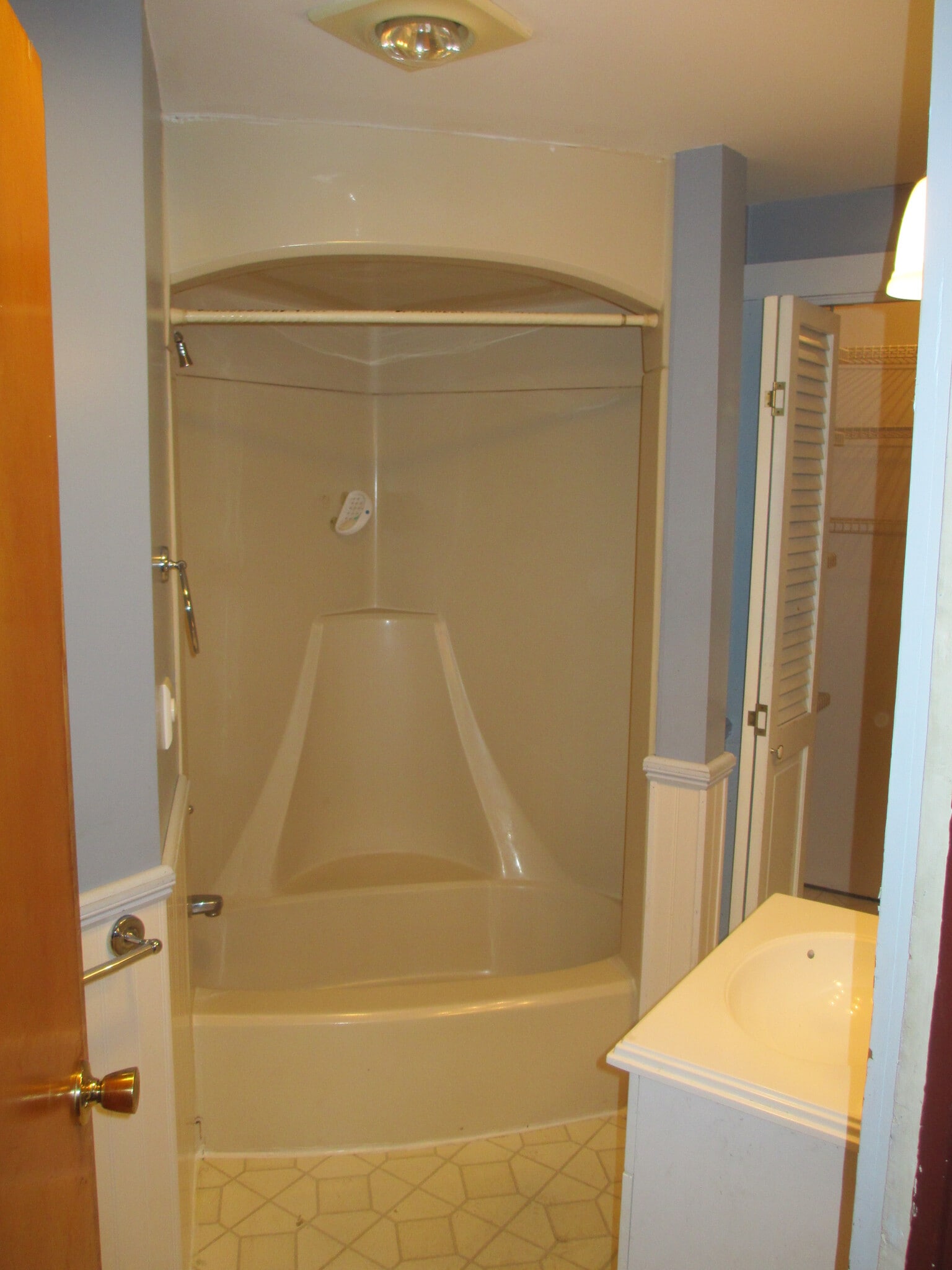 Spacious Built in Tub Corner Surround - 235 Pleasant St