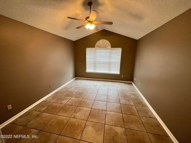 Building Photo - Great location