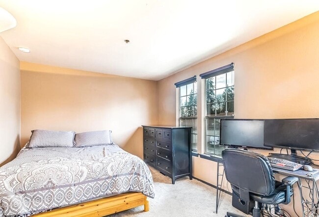 Building Photo - Rooms for Rent in Kent - 2bedroom Townhome...
