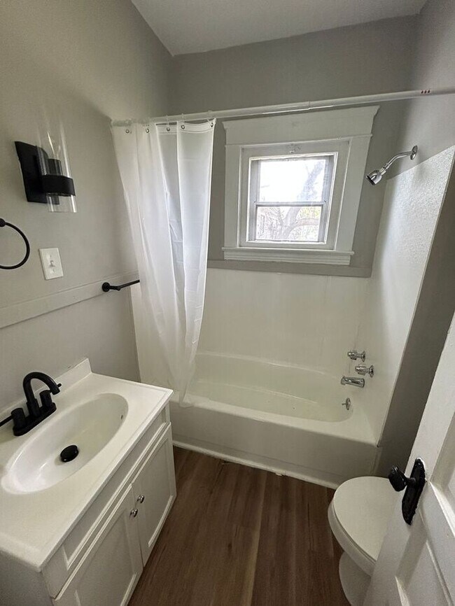 Building Photo - Charming 2-bedroom, 1-bathroom house locat...