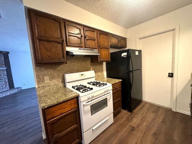 Building Photo - Cute 3 bedroom 2 bathroom Duplex In Broken Arrow!