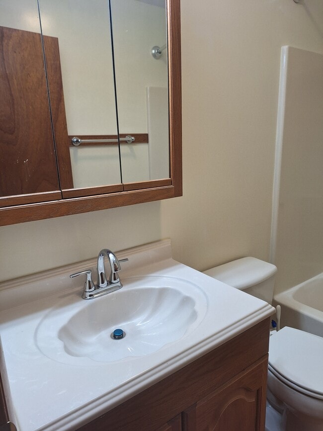 Building Photo - 145 Honeymoon St