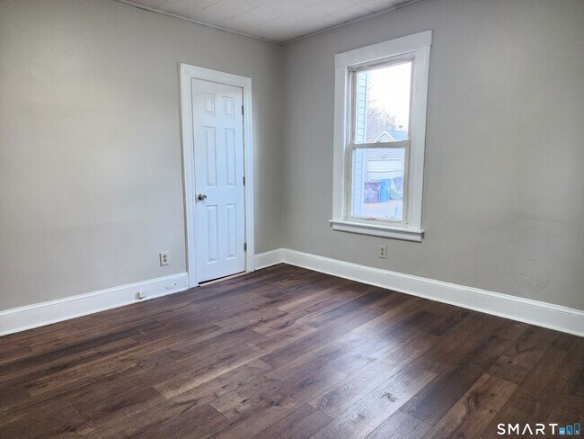 Building Photo - 402 Park St