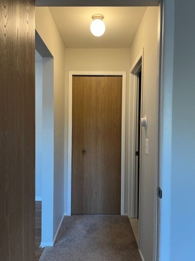 Building Photo - Charming 1 bedroom/1 bathroom apartment ne...