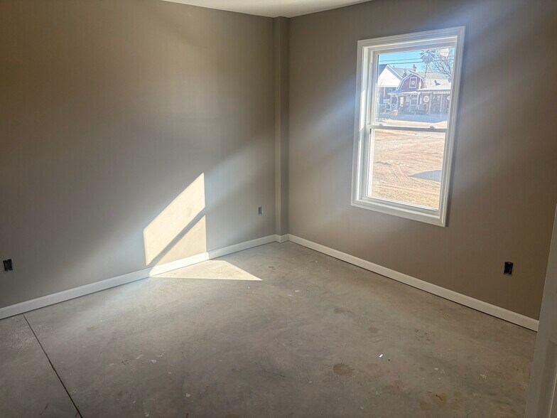 Building Photo - 317 E 13th St