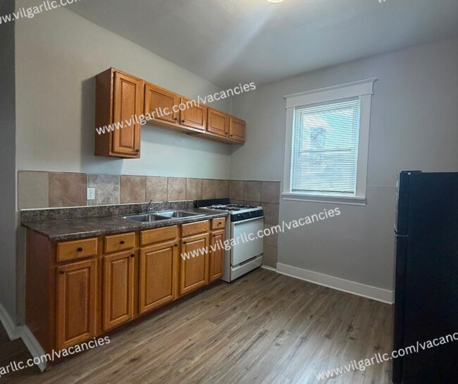 Building Photo - 3824 Fir St