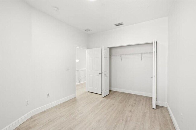 Building Photo - 4962 Leeward Ln