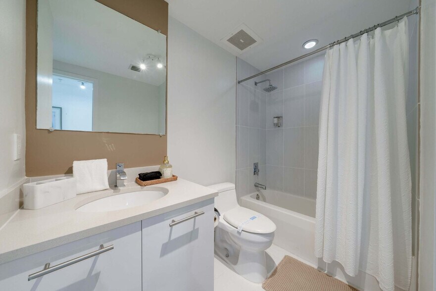 Building Photo - 3250 NE 1st Ave