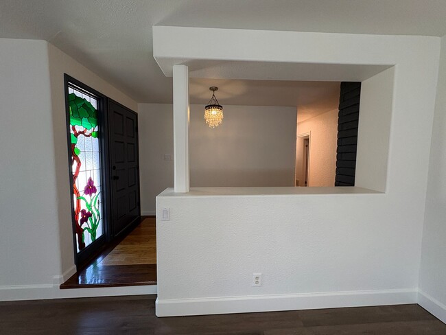 Building Photo - Beautiful 3 Bed, 2 Bath Home in a Desirabl...