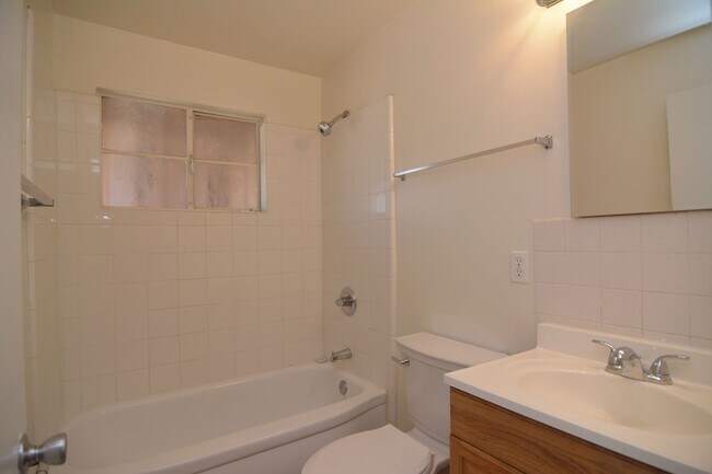 Building Photo - Charming 3 Bedroom 2 Bath House! Close to the UofA and Downtown!