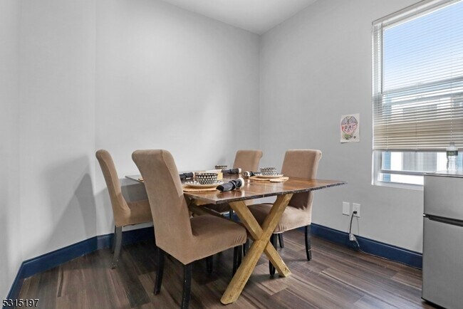 Building Photo - 737 Jackson Ave