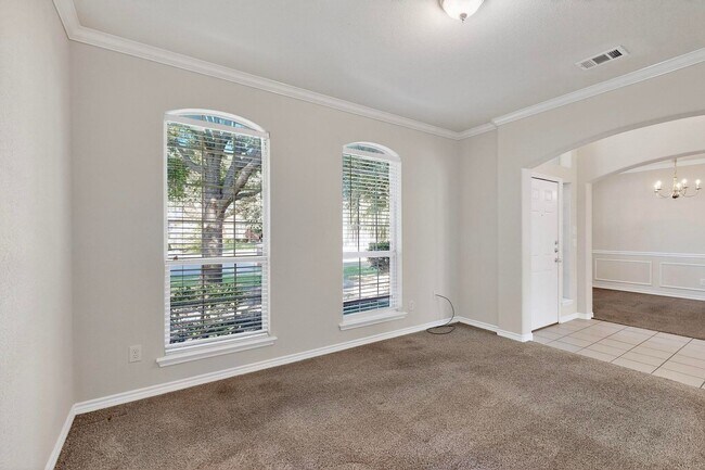 Building Photo - Spacious & Stylish Home in Quail Run-North...