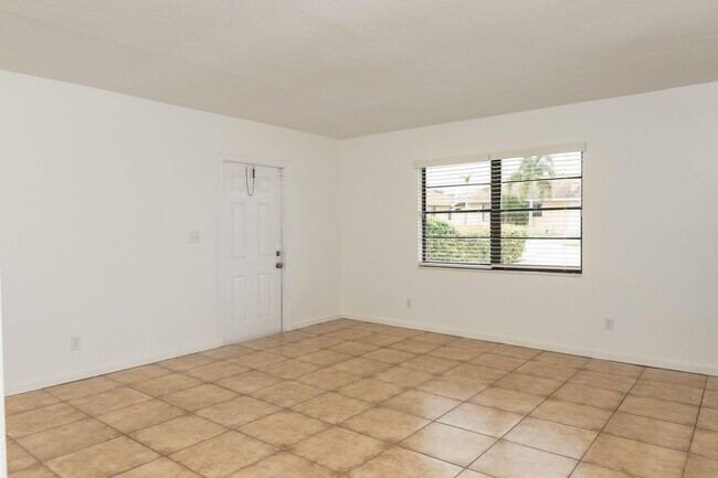 Building Photo - 1253 White Pine Dr