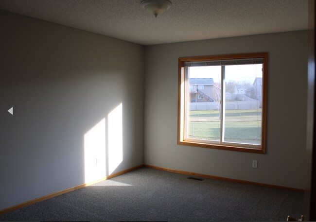 Building Photo - 451 Meadow Ln