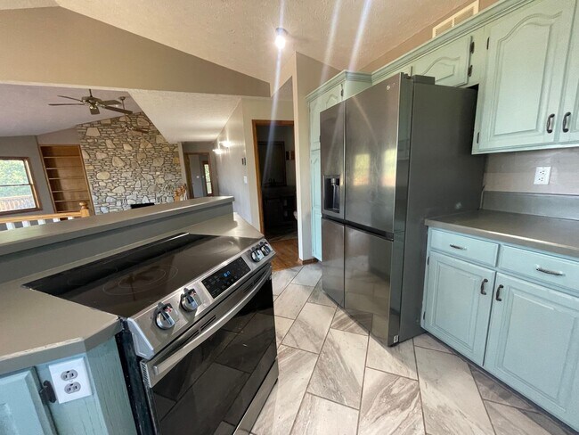 Building Photo - Beautiful 4 bedroom 4 bath 2 car garage - ...