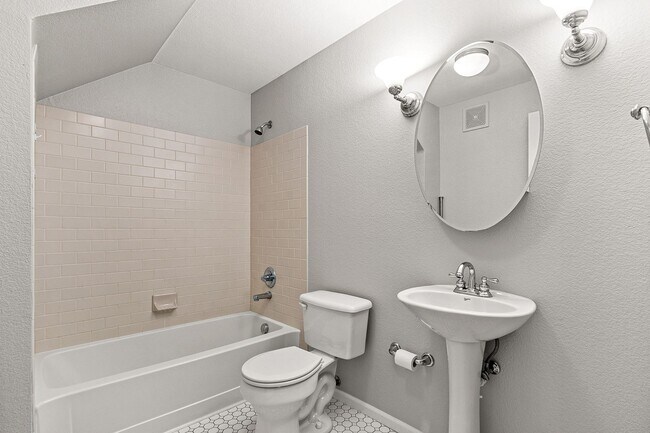 Building Photo - Awesome Penthouse Condo in Town Center Terrace!