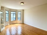 Building Photo - 1BR/1BA. Bay Windows, Laundry On-Site. GAR...