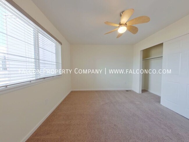 Building Photo - Extraordinary Townhome in Victory Ridge! -...