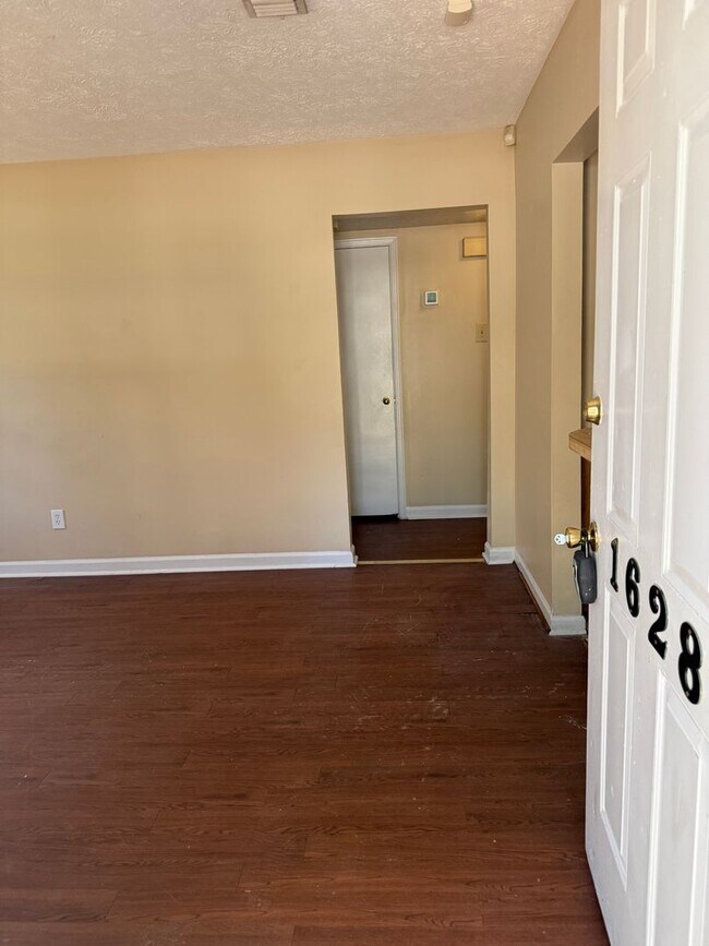 Building Photo - SELF TOURING AVAILABLE - Nice House with F...
