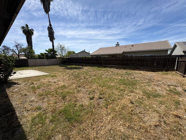 Building Photo - Solar equipped Lemoore home Available Now!