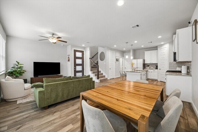 Building Photo - 9808 Rugged Oaks Dr