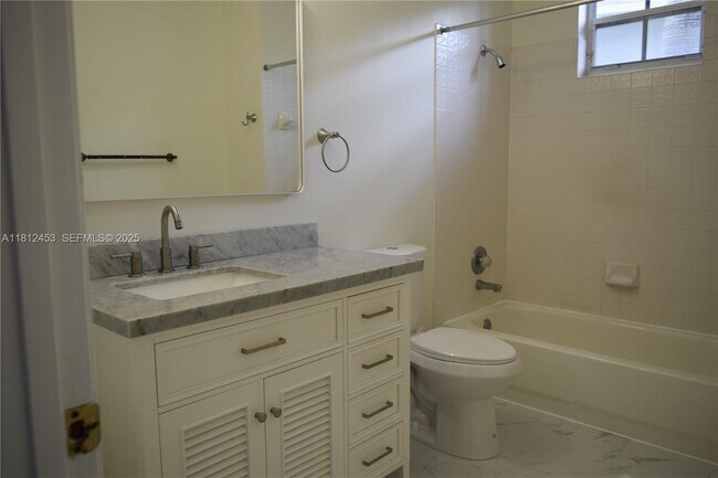 Building Photo - 991 Crestview Cir